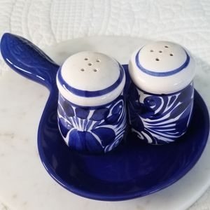 Vintage Mexican Cobalt Blu/White  Floral Ceramic Salt and Pepper Set W/Bake Dish